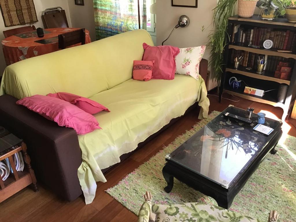 un salon avec un canapé et une table basse dans l'établissement Joli deux pièces bien decores, à Malakoff