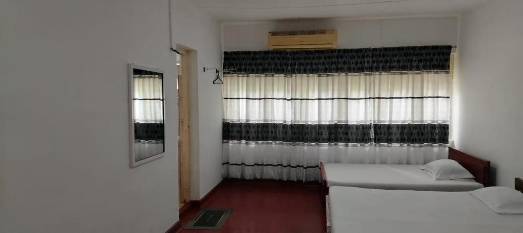 Postel nebo postele na pokoji v ubytování Hotel Lakeside