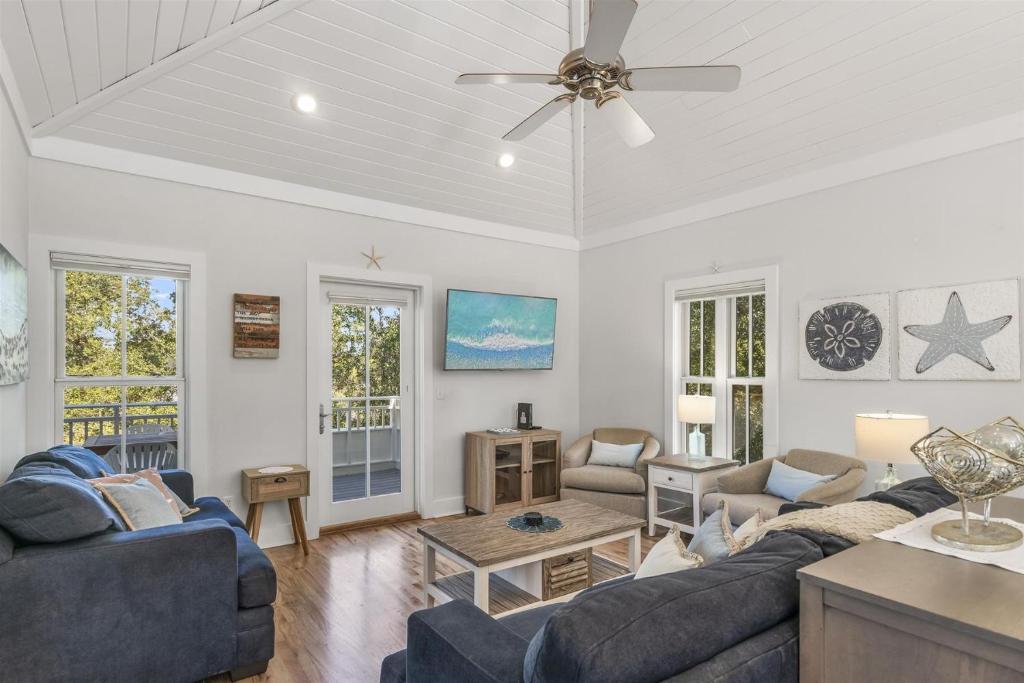 salon z dwiema kanapami i wentylatorem sufitowym w obiekcie Seacrest West - 8 Wisteria w mieście Seacrest