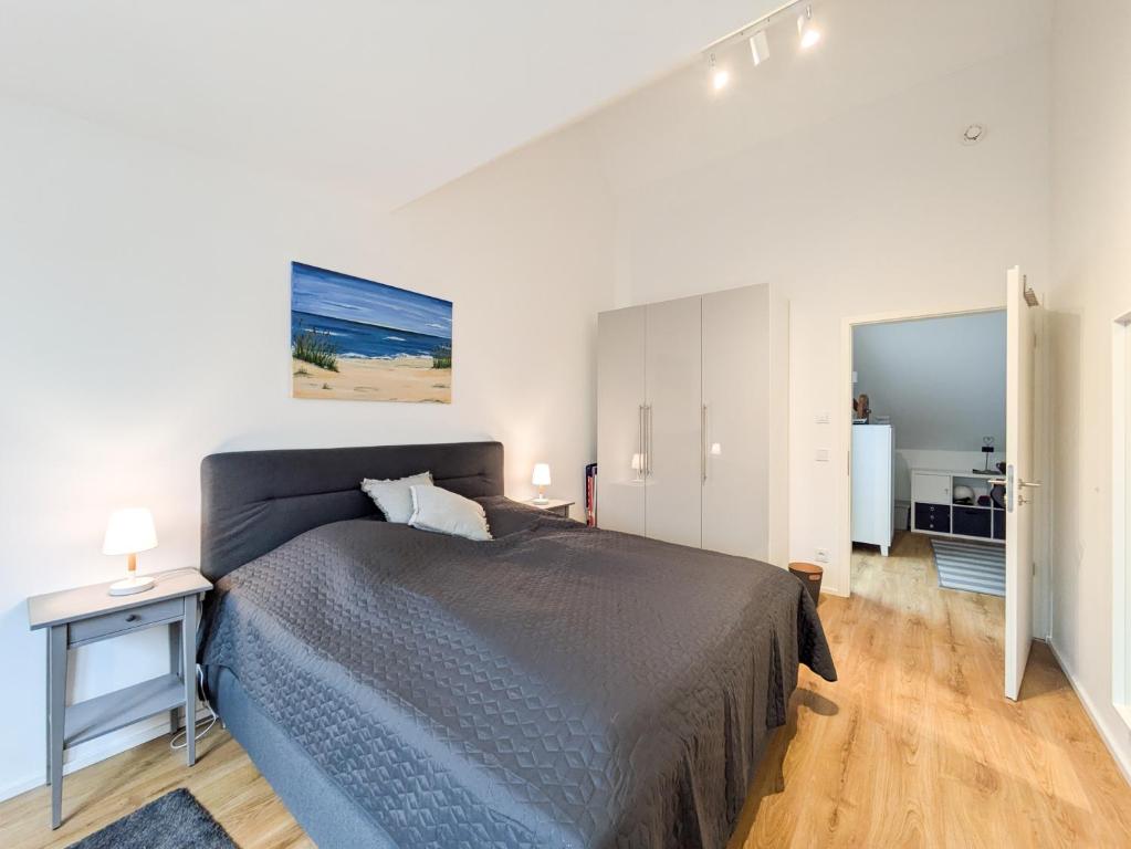 Postel nebo postele na pokoji v ubytování Waterkant, Loft am Hafen mit Traumblick über Hafen, Schlei und Ostsee
