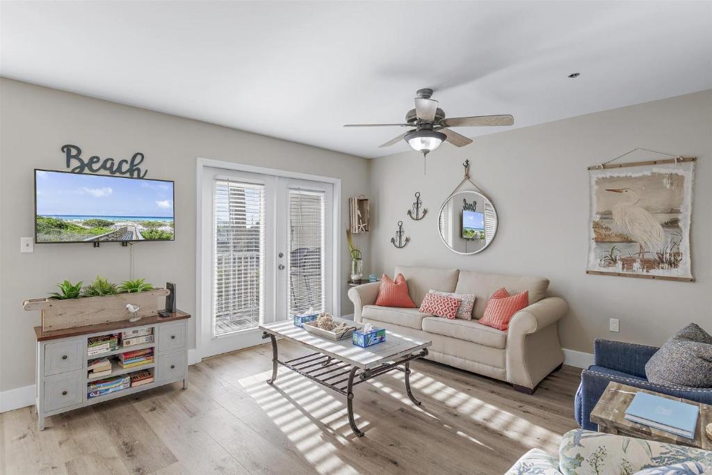 una sala de estar con un sofá y una mesa en Gulf Place - Beach Burrow, en Santa Rosa Beach