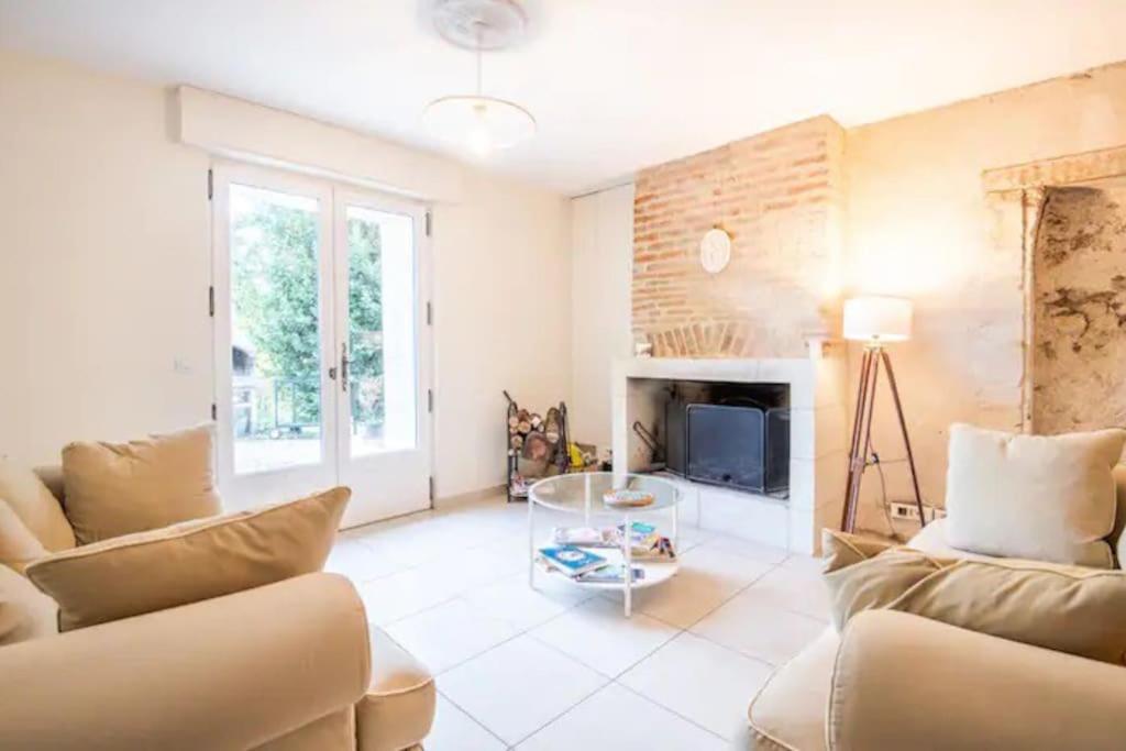 un salon avec un canapé et une cheminée dans l'établissement Les Roches, charmante troglodyte à Amboise, à Amboise