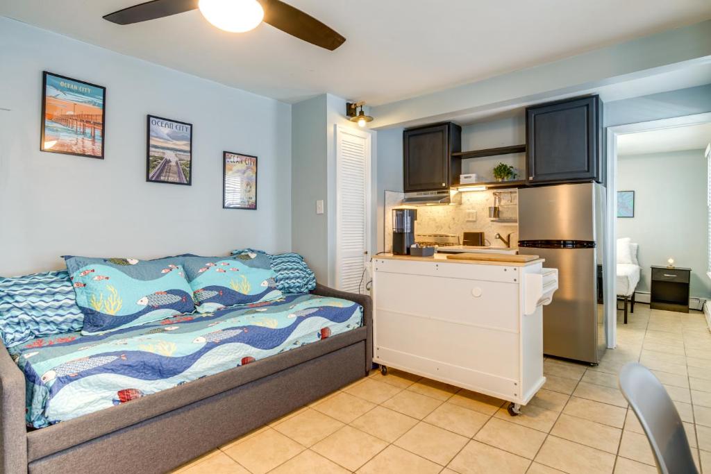 大洋城Less Than 1 Mi to Boardwalk and Beach Access Ocean City Apt!的一间带床和厨房的小卧室