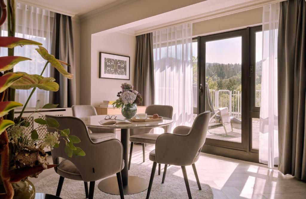 Posezení v ubytování Leonardo Royal Hotel Baden- Baden