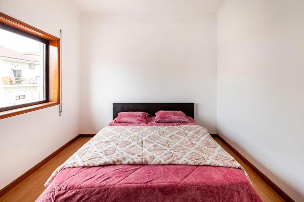 Postel nebo postele na pokoji v ubytování Quarto privado Viana do Castelo
