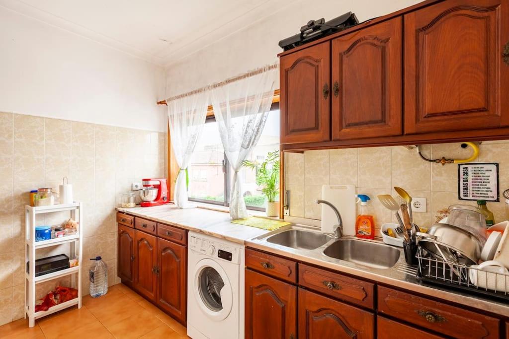 Kuchyň nebo kuchyňský kout v ubytování Quarto privado Viana do Castelo