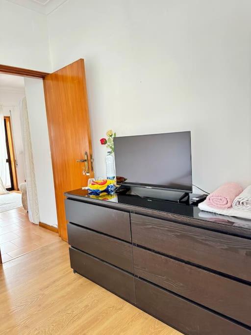 TV a/nebo společenská místnost v ubytování Quarto privado Viana do Castelo