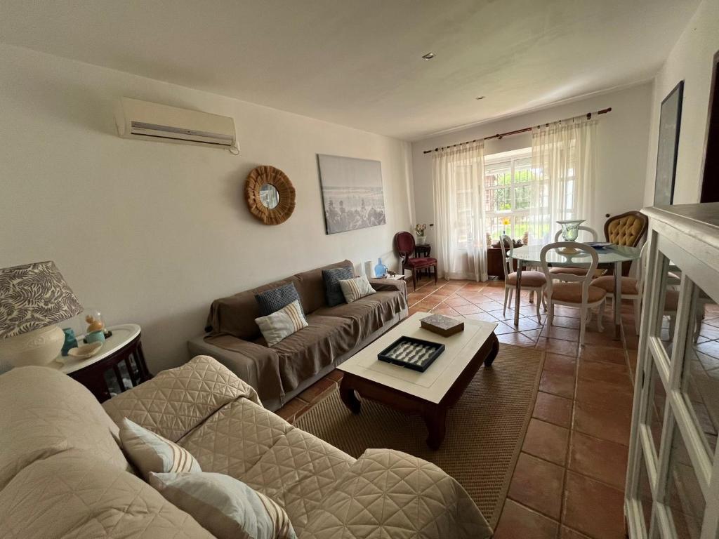salon z kanapą i stołem w obiekcie VILLA ANDEMAR w mieście Chiclana de la Frontera