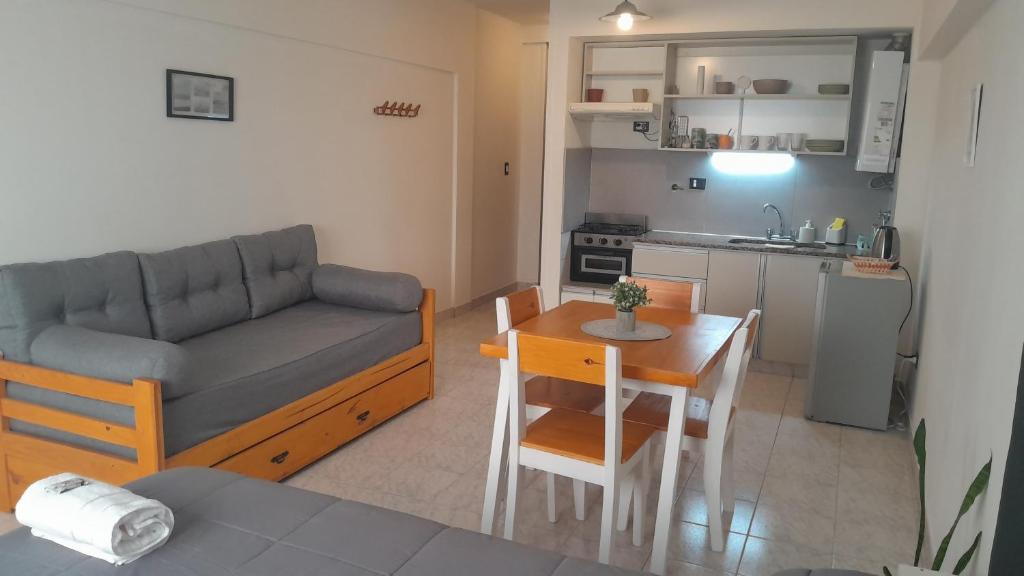 O bucătărie sau chicinetă la Departamento en pleno centro con cochera