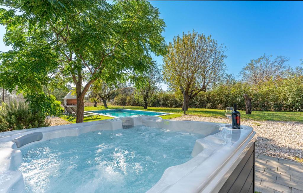 Bazén v ubytování Cozy Home In Prkos With Jacuzzi nebo v jeho okolí