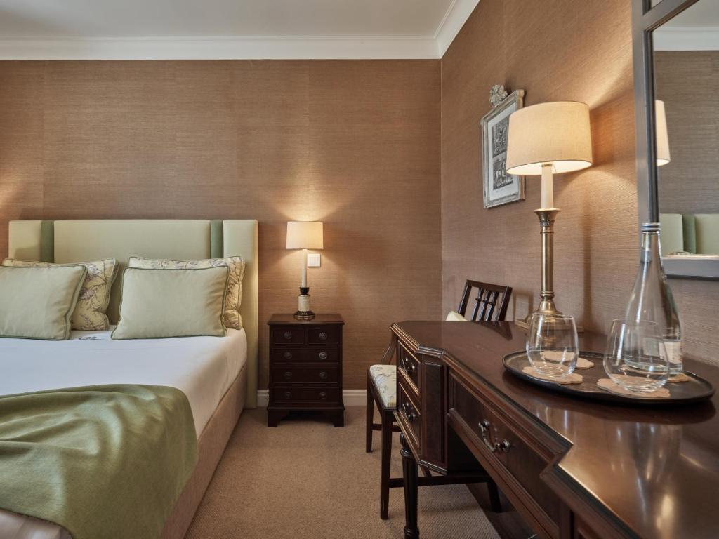 a hotel room with a bed and a desk at Quinta da Carlota in Torres Vedras