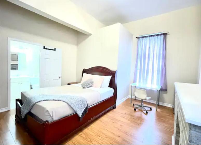 Katil atau katil-katil dalam bilik di Cozy Suite with Private Bath