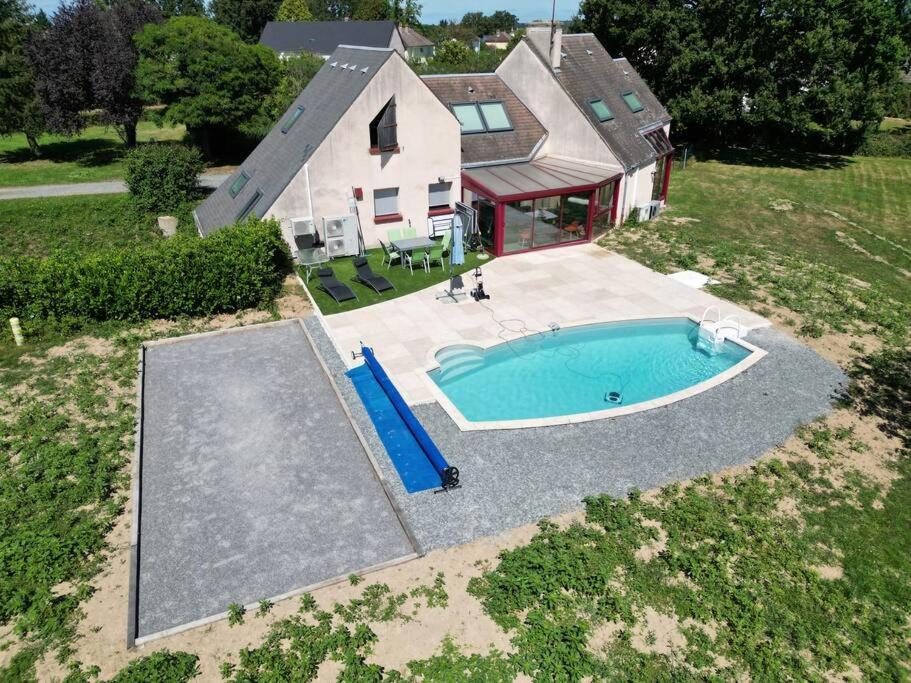 FoursにあるMaison à la campagneの家の前のスイミングプールの上から見える