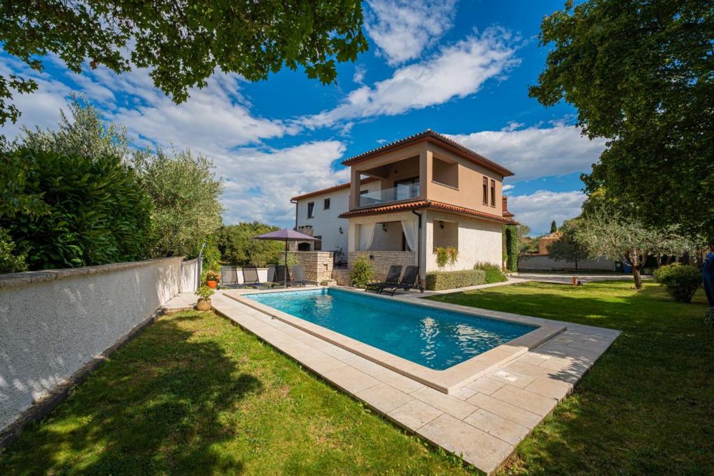 Bazén v ubytování Villa Tina in Pinezići (Haus für 10 Personen) nebo v jeho okolí