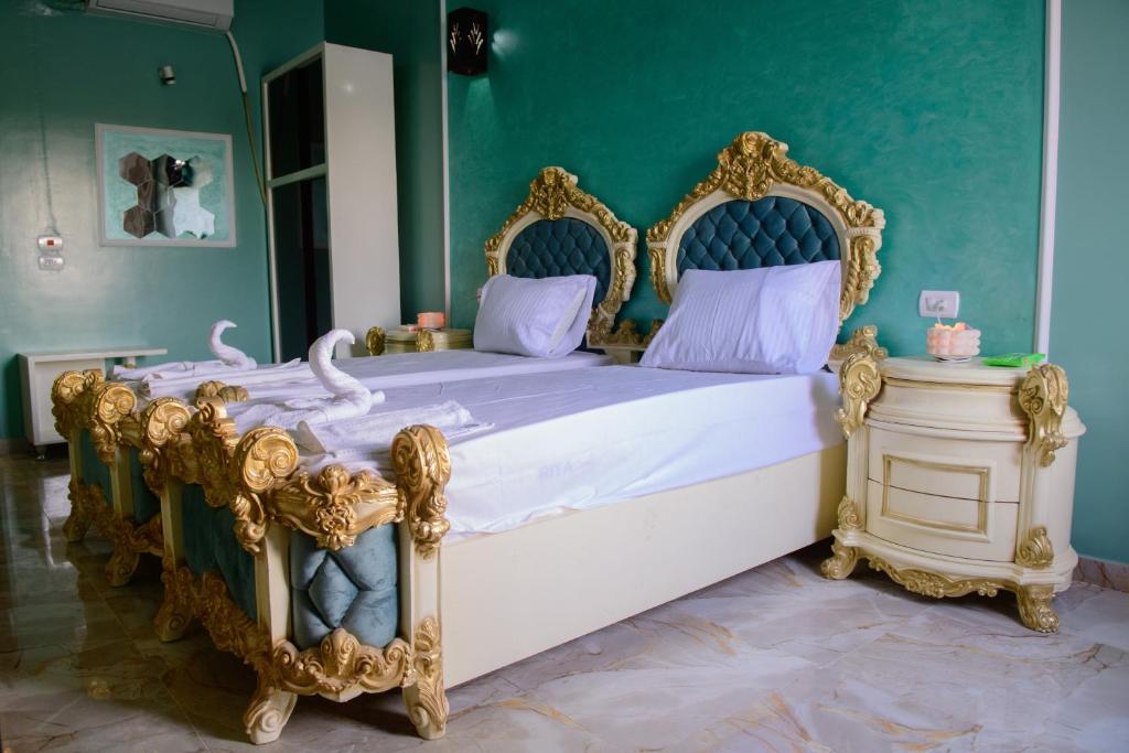 Postel nebo postele na pokoji v ubytování Eyaru Palace Nile View