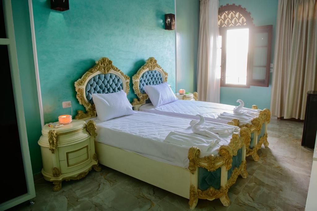 Postel nebo postele na pokoji v ubytování Eyaru Palace Nile View