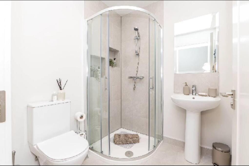 Koupelna v ubytování New Three Bedroom Apt Ashbourne