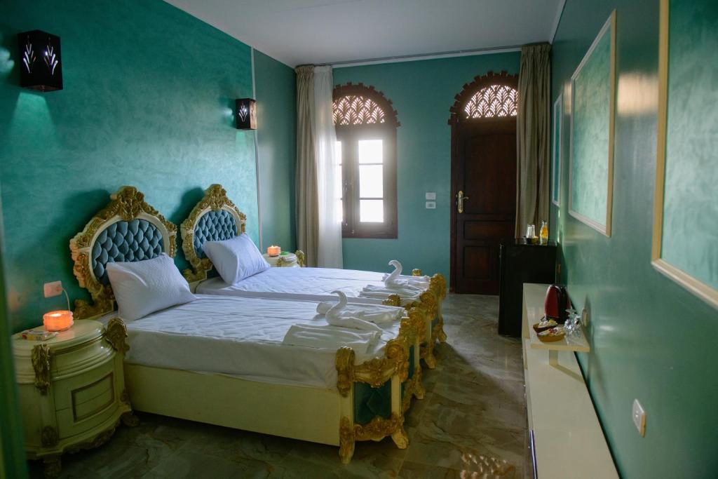Postel nebo postele na pokoji v ubytování Eyaru Palace Nile View
