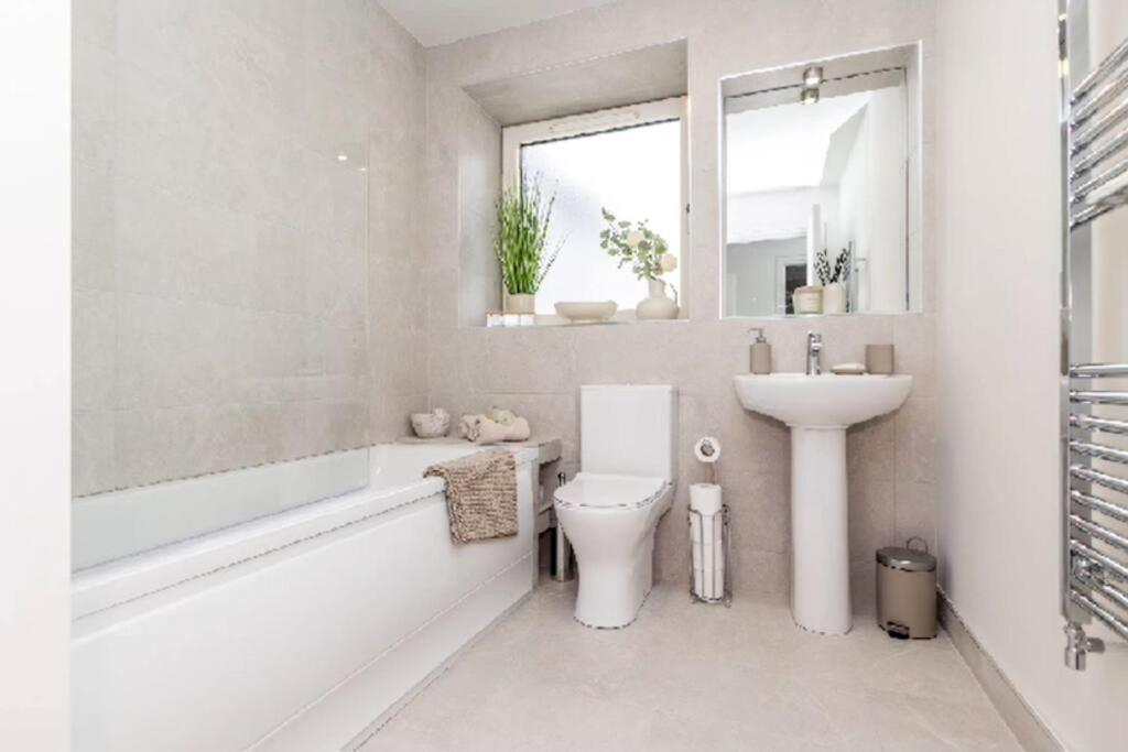 Koupelna v ubytování New Three Bedroom Apt Ashbourne