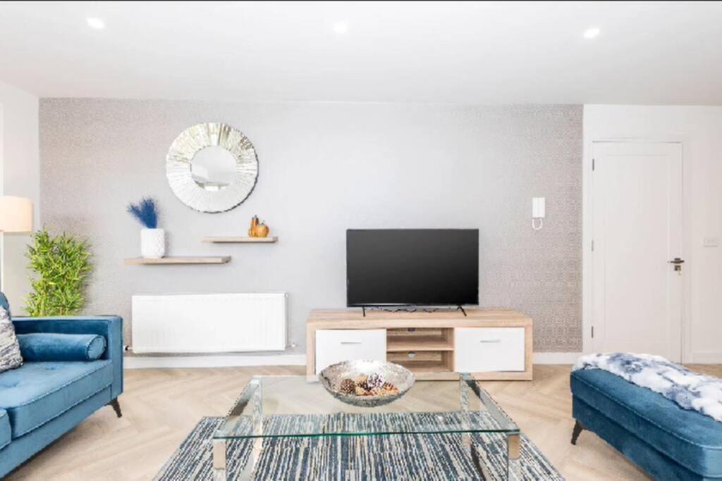 TV a/nebo společenská místnost v ubytování New Three Bedroom Apt Ashbourne