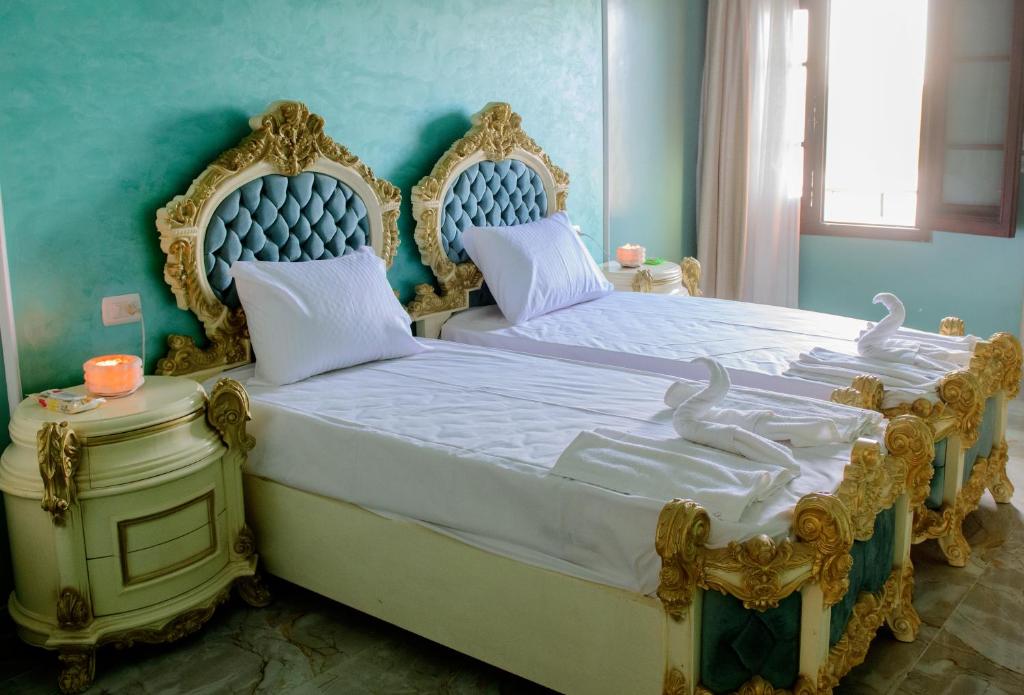 Postel nebo postele na pokoji v ubytování Eyaru Palace Nile View