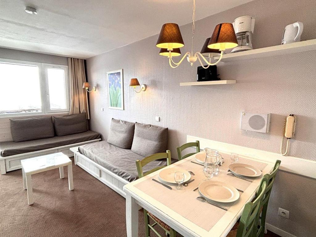un salon avec une table et un canapé dans l'établissement Charmant 2 pièces skis aux pieds, quartier calme, proche remontées et commerces à Morzine - FR-1-634-38, à Avoriaz