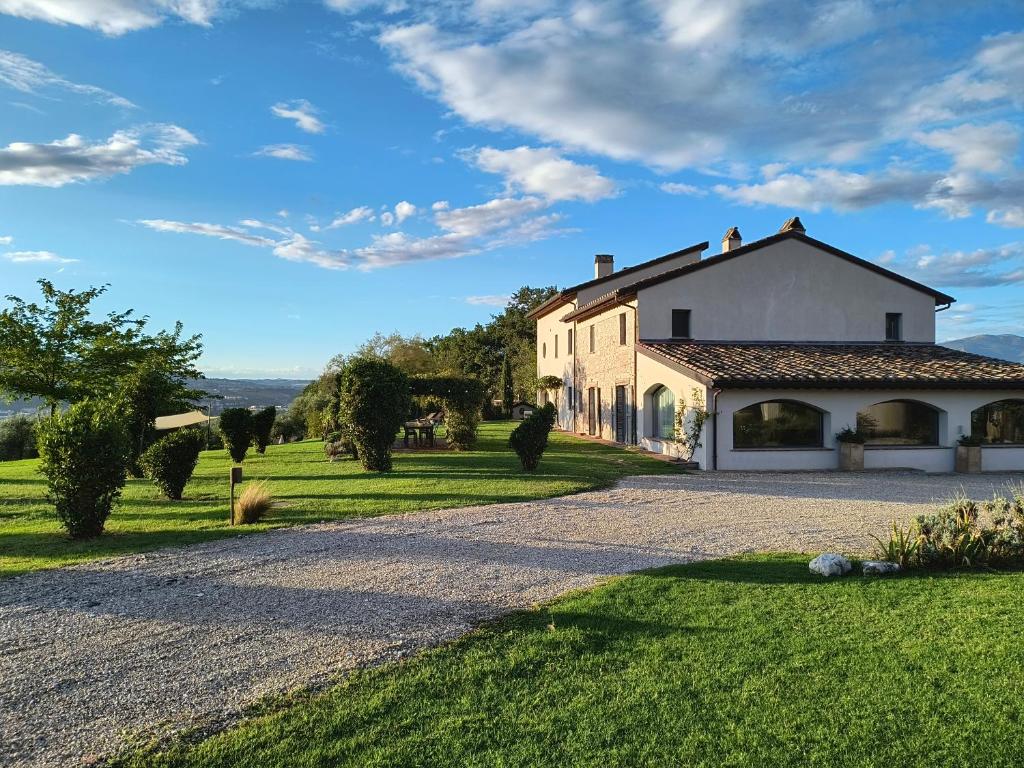 A garden outside Relais Casale Valigi
