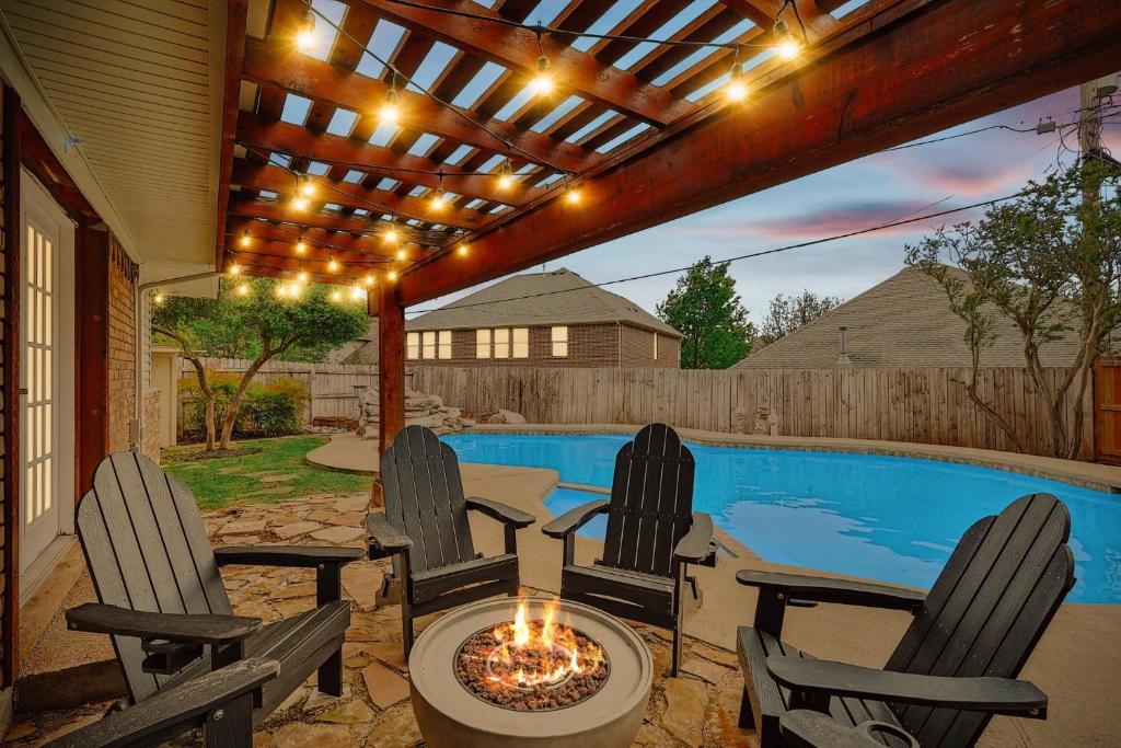 Kolam renang di atau dekat dengan 3-BD Backyard Oasis w Pool Patio Firepit