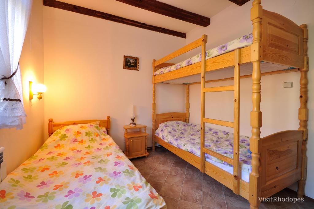 ВИЛА ПЕРИКА-Vila PERIKA في Borino: غرفة نوم بسريرين بطابقين في غرفة