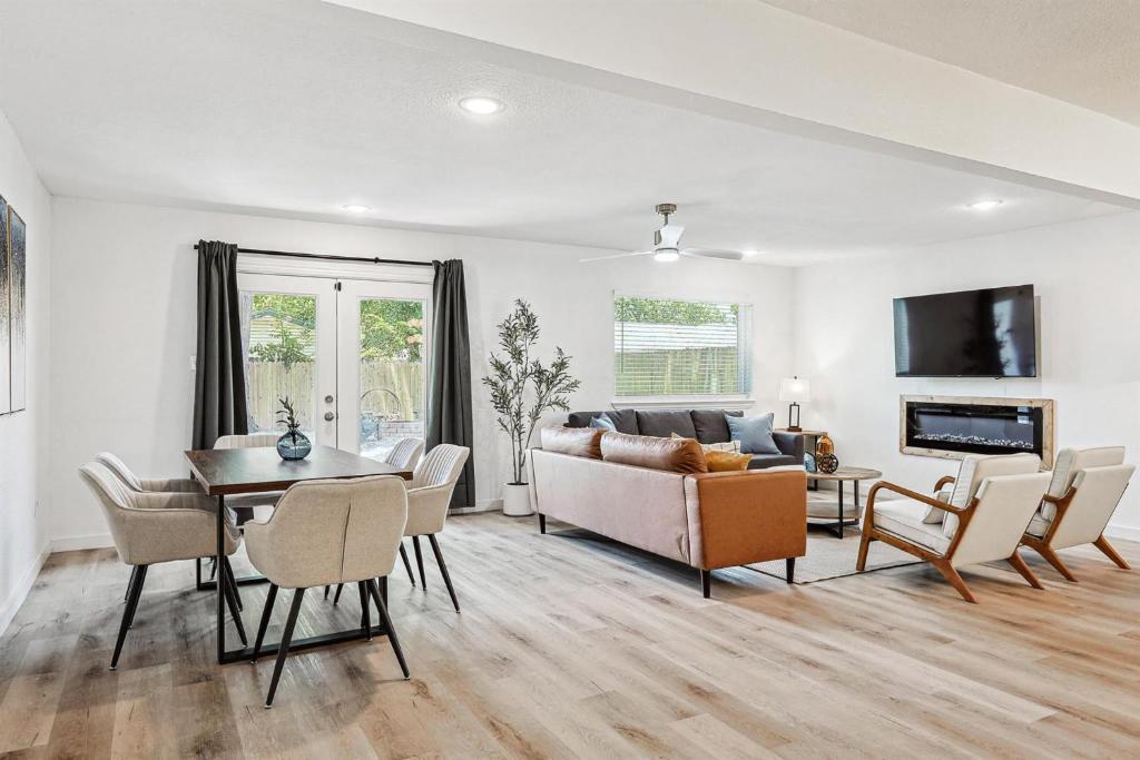 Televisyen dan/atau pusat hiburan di 3-BD - Fully Remodeled Convenient & Spacious