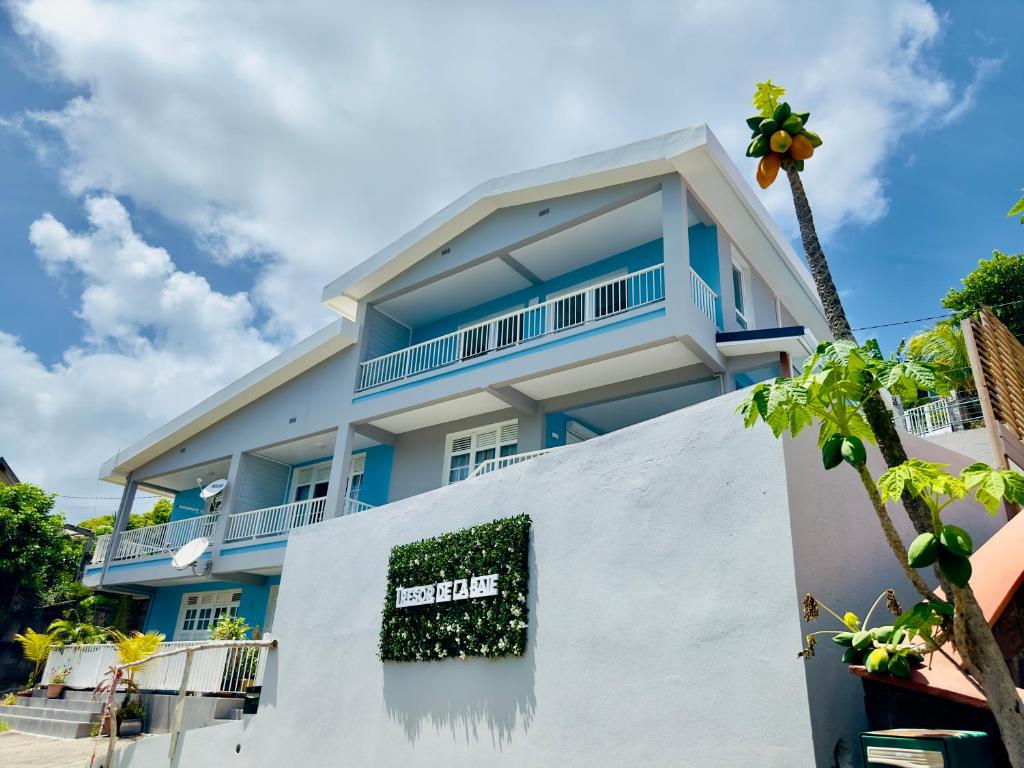 a blue and white building with a sign on it at Sublime Villa Piscine - Trésor de la Baie in La Trinité