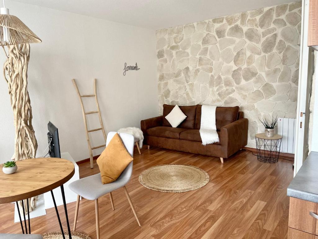 un salon avec un canapé et une table dans l'établissement Bienvenue au Raio de Sol - Centre Ville - 2 Guests, à Colmar