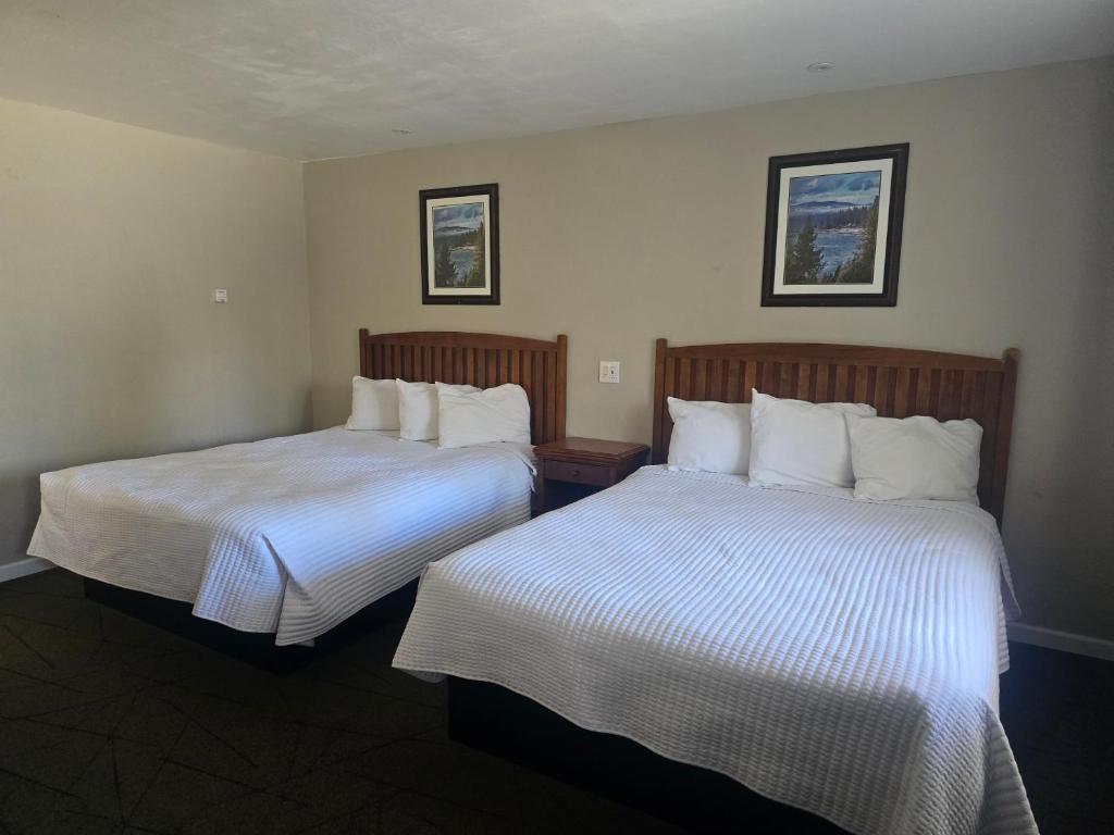 Postel nebo postele na pokoji v ubytování A&A Lake Tahoe Inn