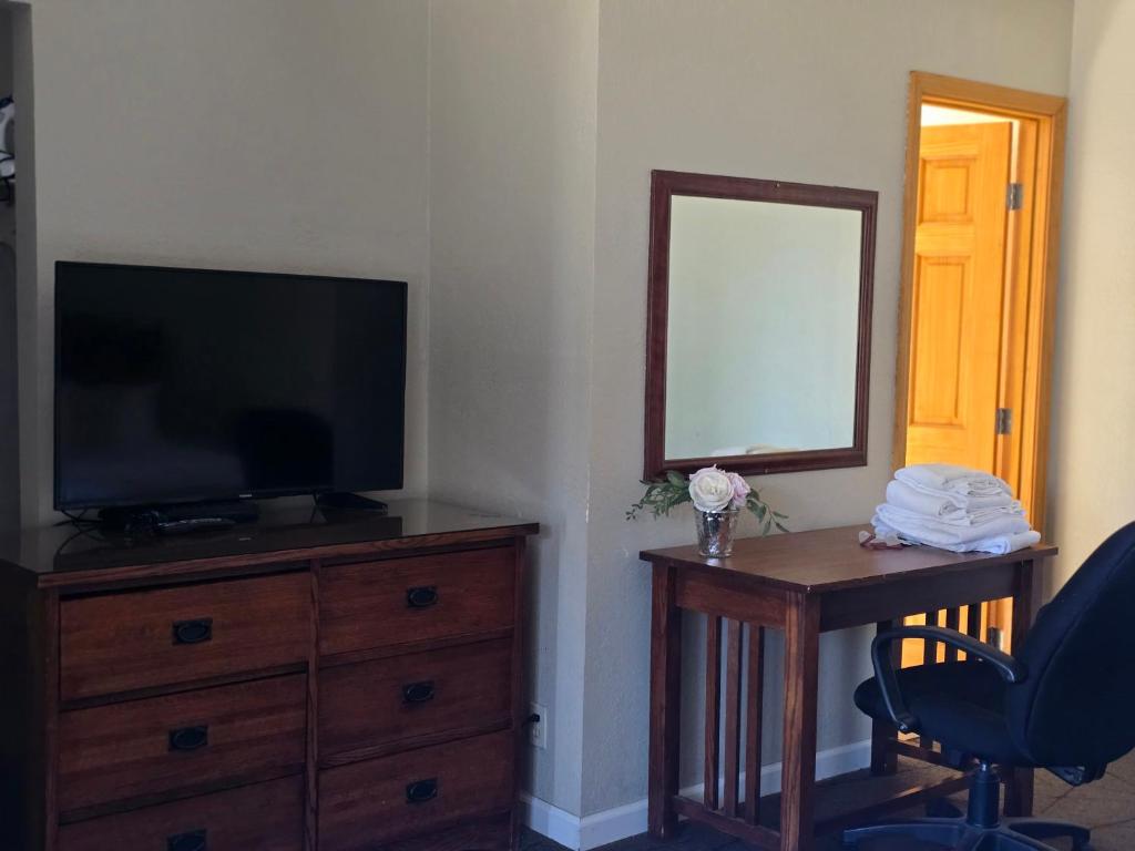 TV a/nebo společenská místnost v ubytování A&A Lake Tahoe Inn