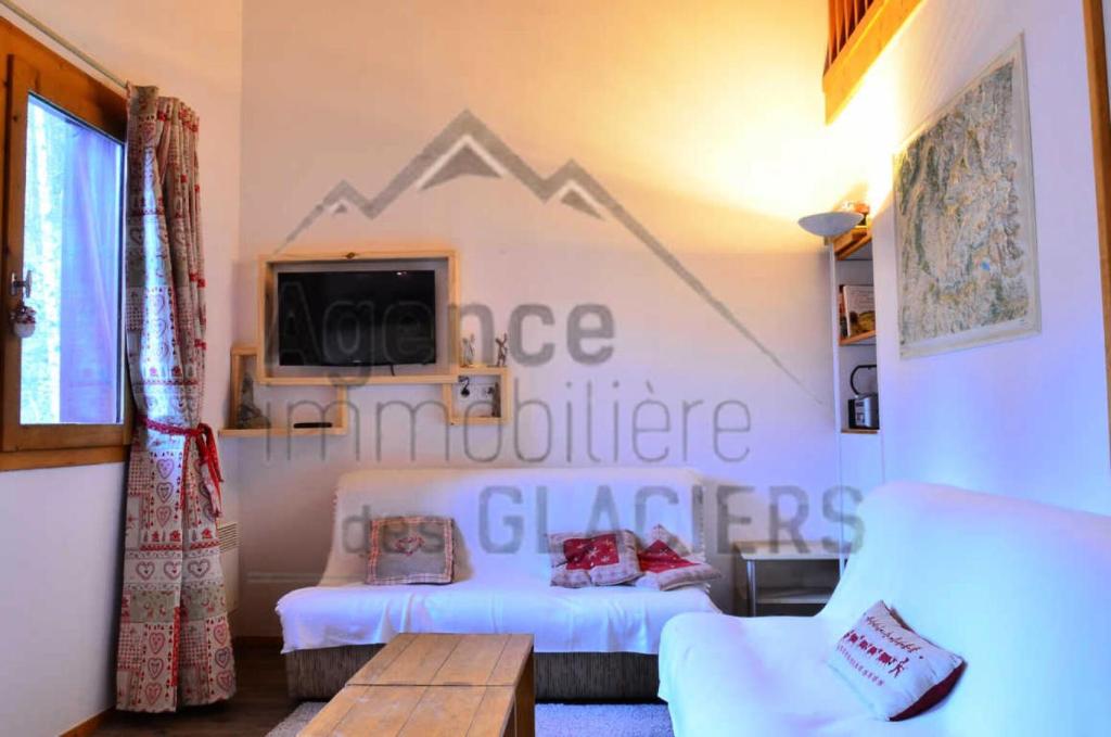 un salon avec deux lits et un canapé dans l'établissement Résidence LES ROCHES - 4 Pièces pour 8 Personnes MAE-9794, à Aime La Plagne