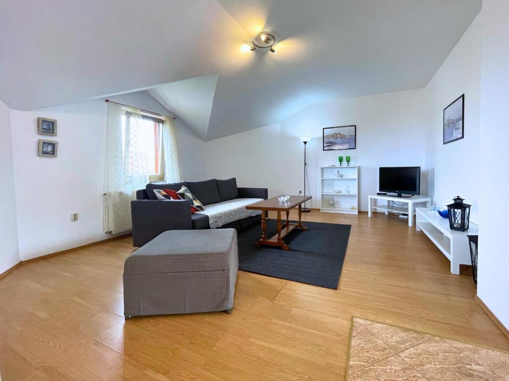 Telewizja i/lub zestaw kina domowego w obiekcie Apartments Irini