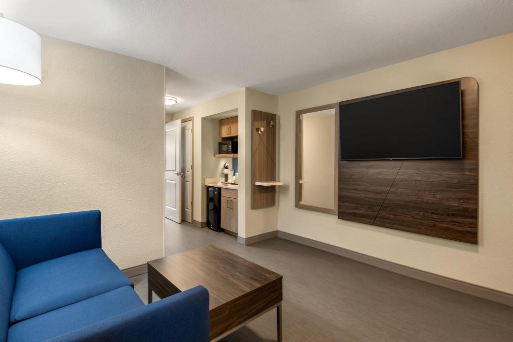 Holiday Inn Express Richmond by IHG - One-Bedroom King Suite - Communications Accessible