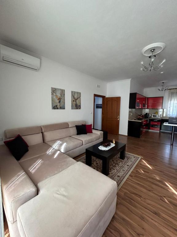 Posezení v ubytování J & Nilson's Apartment In Shkodra Center