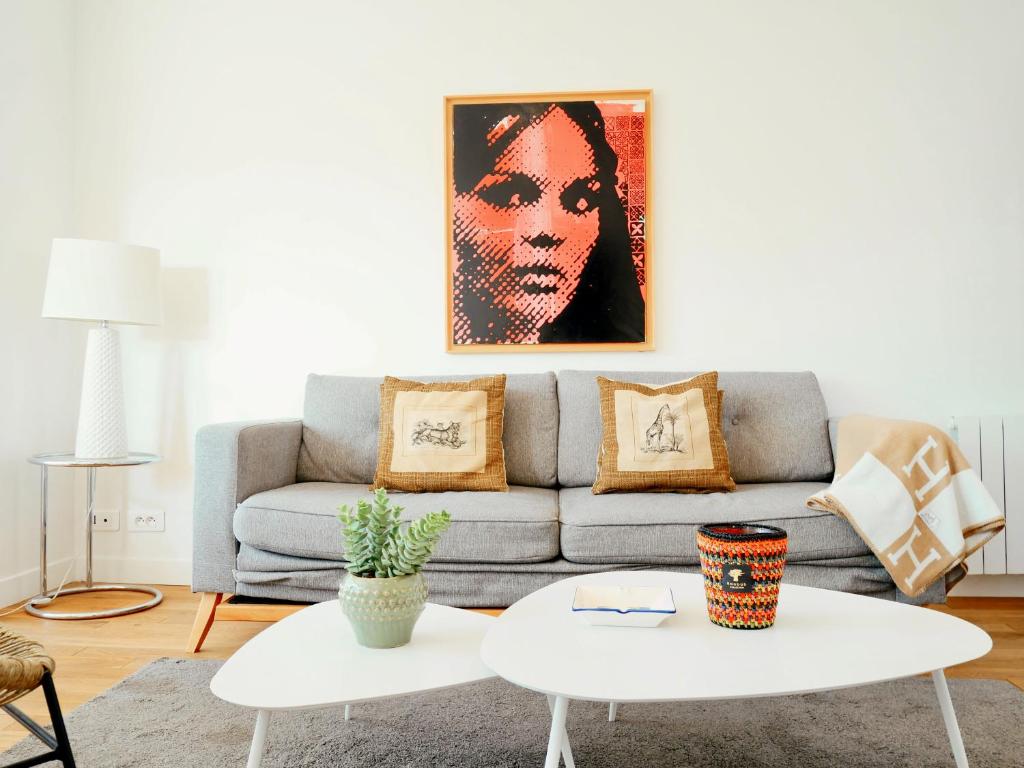 un salon avec un canapé et une table dans l'établissement Deauville Prestige - Chic, Confort & Tout à Pied, à Deauville