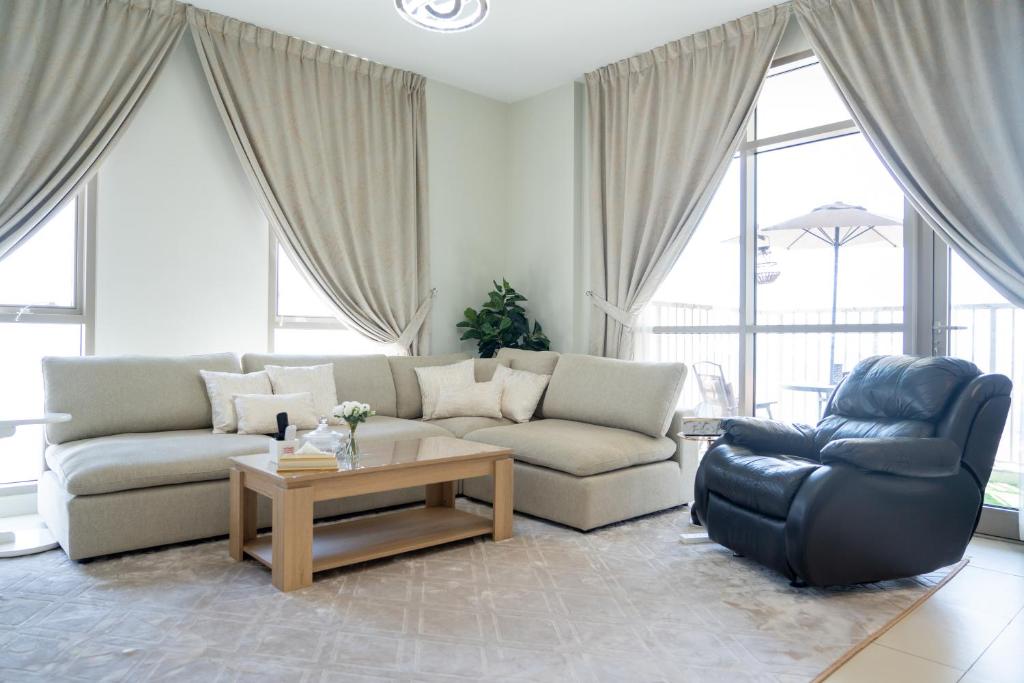 Posezení v ubytování Upscale 2BR apartment with a complete view of the sea on Al Reem Island