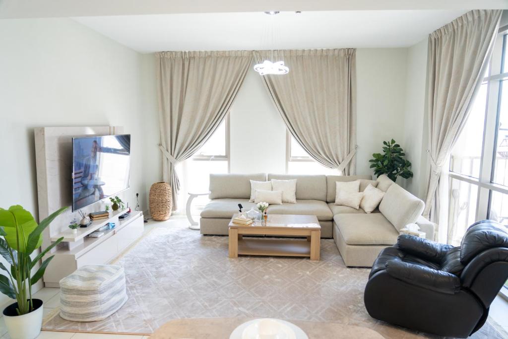 Posezení v ubytování Upscale 2BR apartment with a complete view of the sea on Al Reem Island