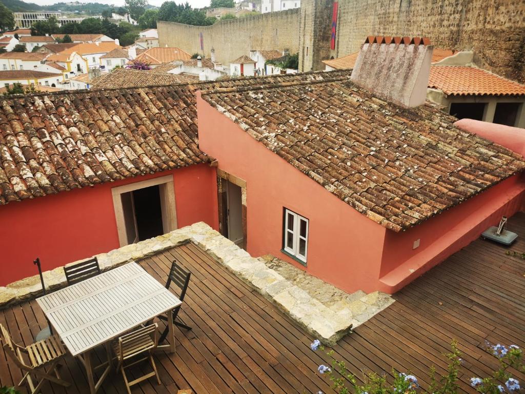 una vista sul tetto di una casa di Casa da Cerca a Óbidos