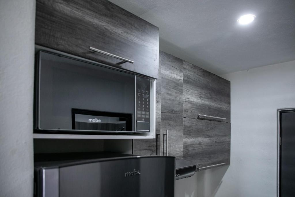 LONGVIEW HOME-STUDIOS