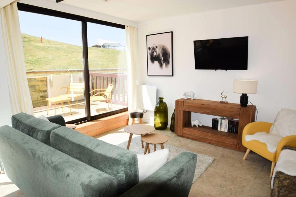 un salon avec un canapé et une télévision dans l'établissement Résidence Aime 2000 - 4 Pièces 6 pers. PLAGNE AIME 2000 MAE-4841, à La Plagne Tarentaise