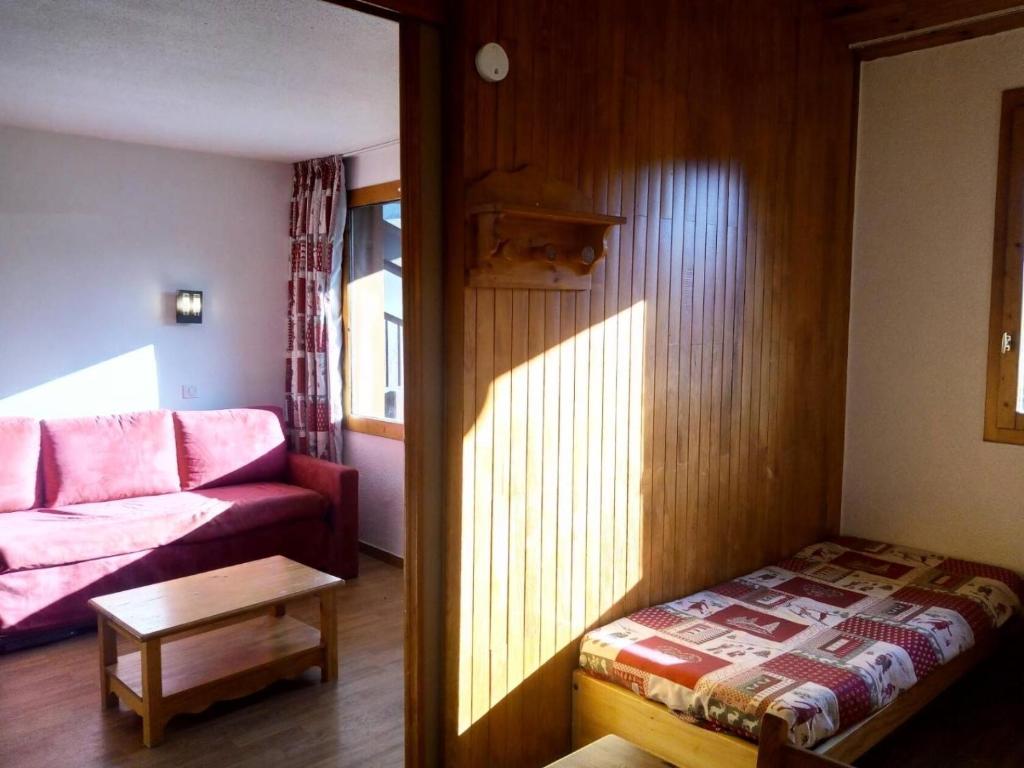 un salon avec un canapé et une table dans l'établissement Résidence Dandy - DANDY 077 MAE-4291, à Les Allues