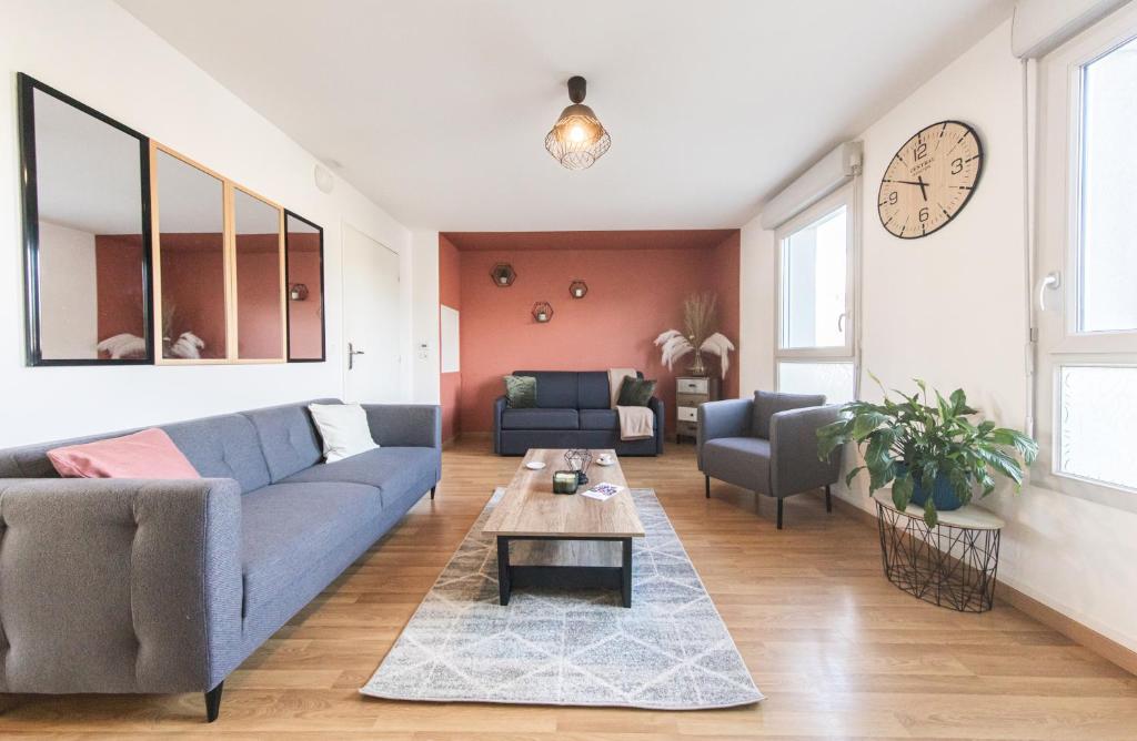 un salon avec un canapé et une table dans l'établissement Le Logis Madeleine - Maison Cosy, à Saint-Pierre-des-Corps