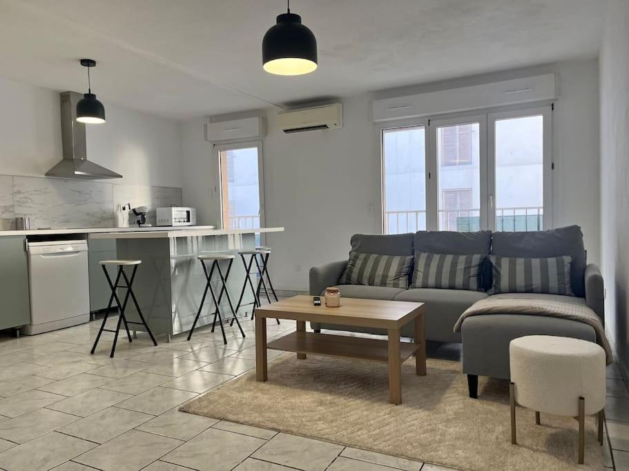 un salon avec un canapé et une table dans l'établissement Neuf et cosy, 6ème Marseille, à Marseille