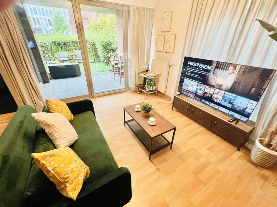 TV a/nebo společenská místnost v ubytování Chic one bedroom with parking&terrace-KIR22