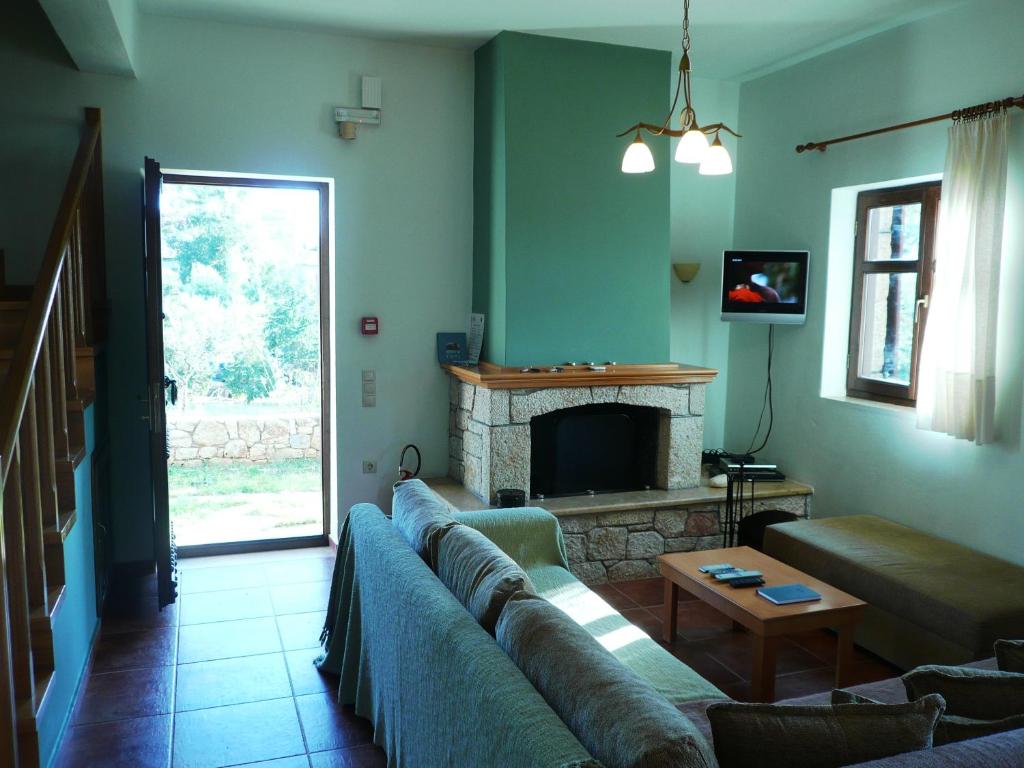 TV a/nebo společenská místnost v ubytování Maison Viros