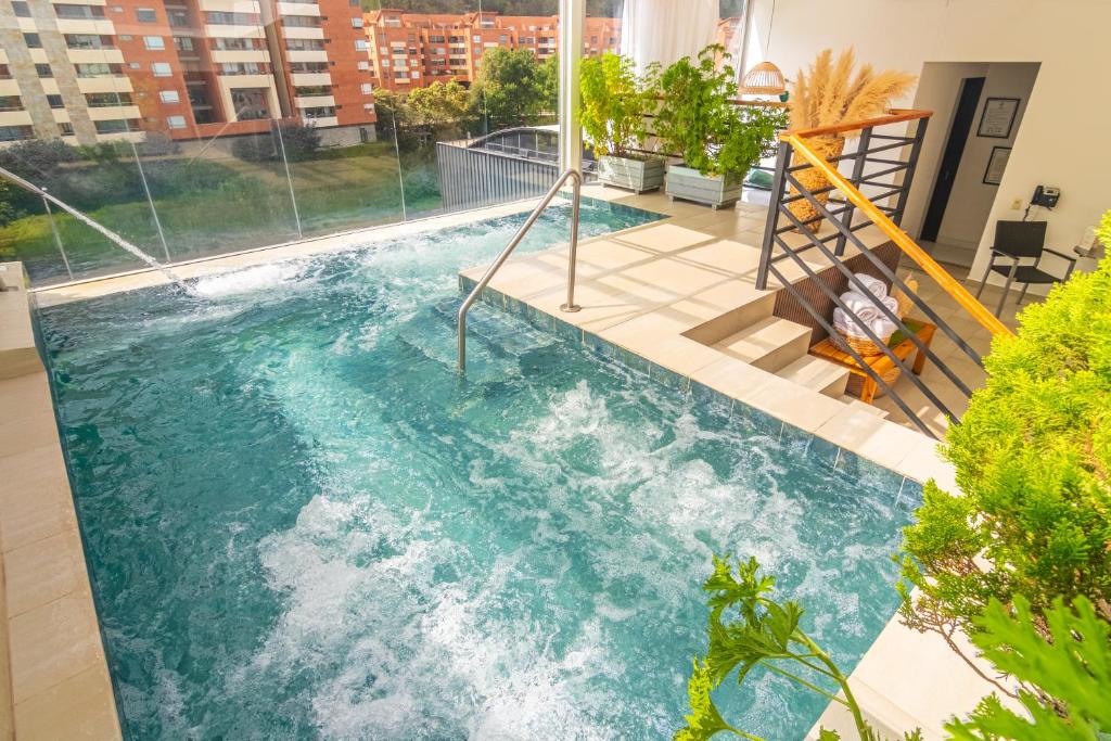 ボゴタにあるBiohotel Organic Suitesの建物の屋上にあるプール